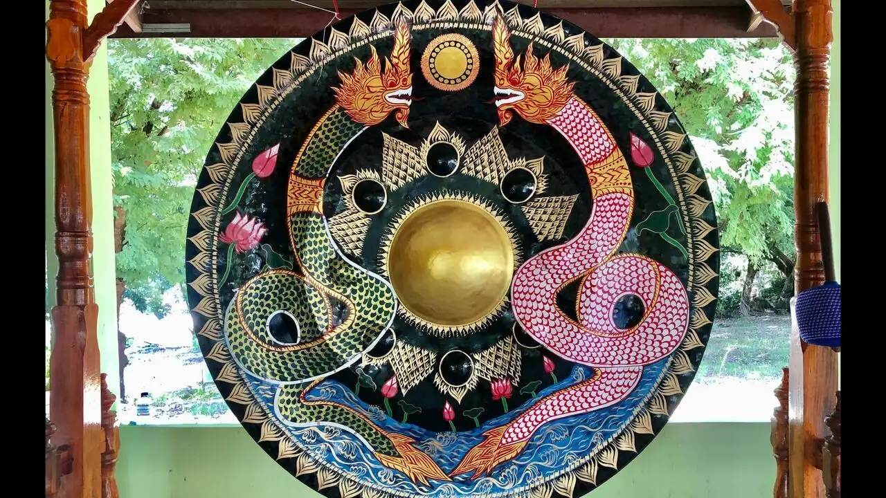 Thaïlande : Les artisans du gong – image d’arrière-plan