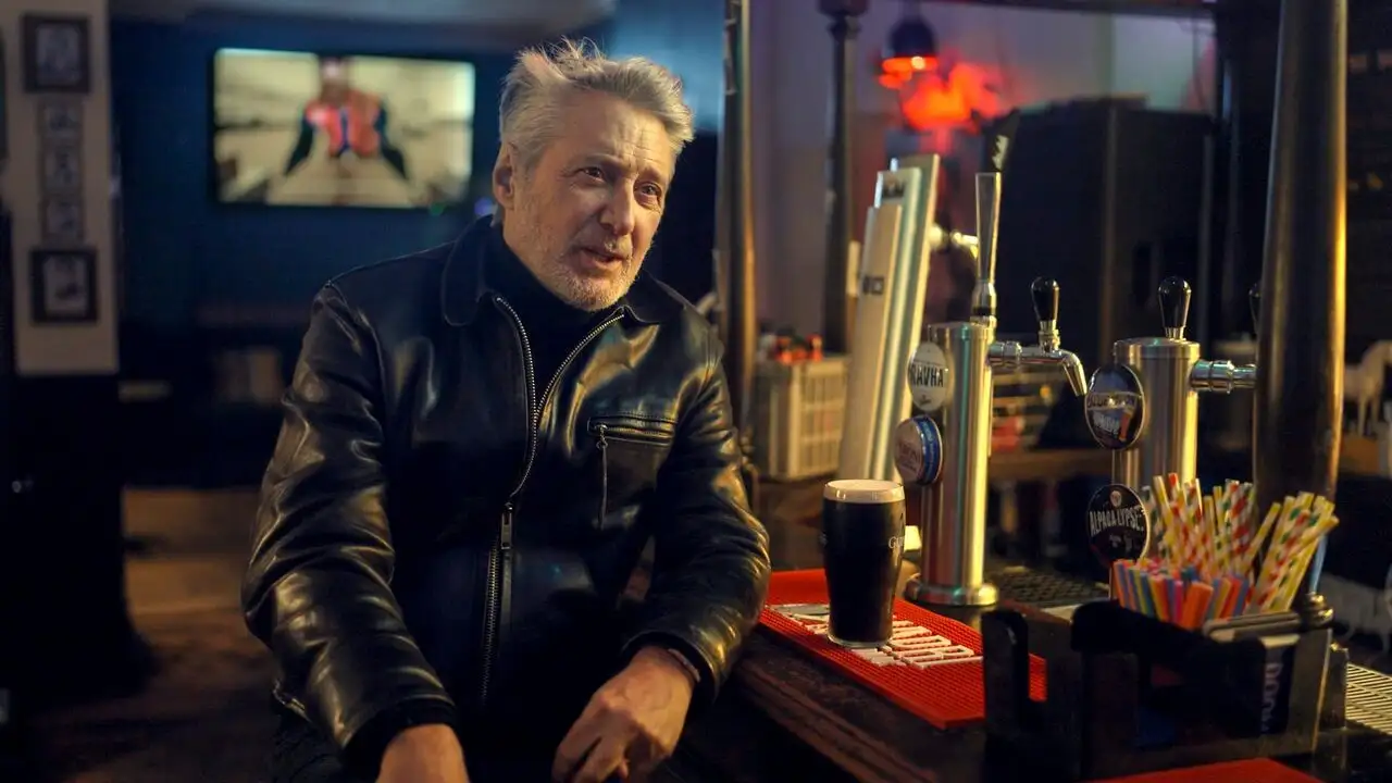 Antoine de Caunes : la vie "rêvée" d'un enfant du rock – image d’arrière-plan
