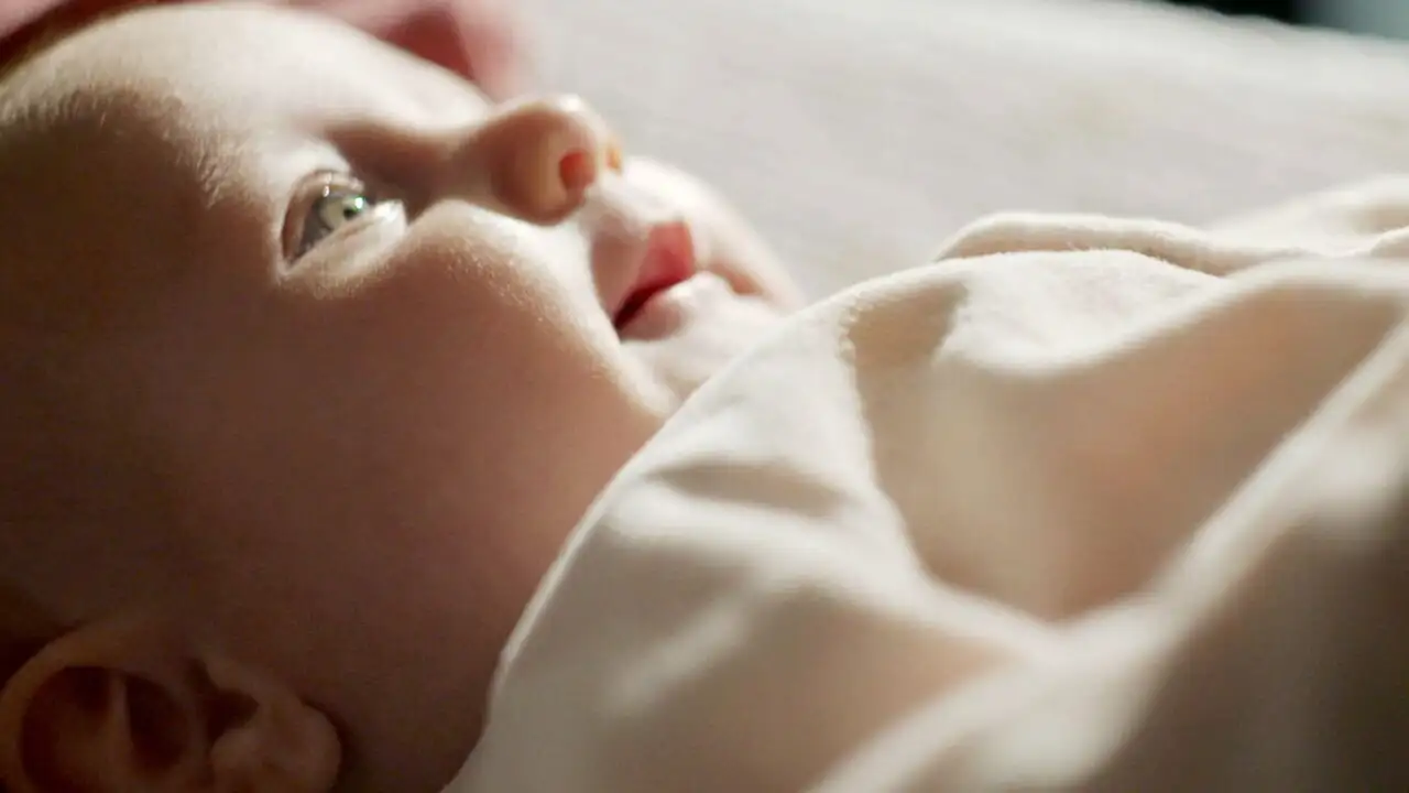 Crèches, razzia sur les bébés : La face cachée des crèches privées - Episode 01 – image d’arrière-plan