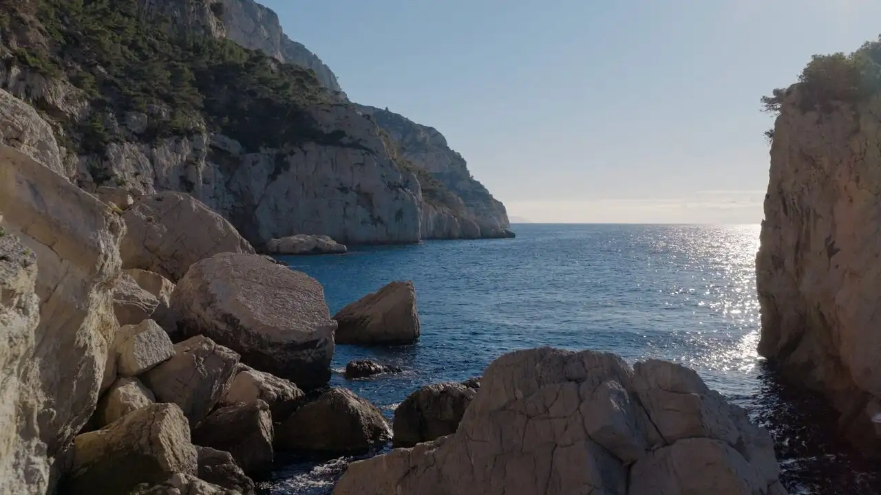 Coincés ? Coup de chaud dans les calanques – image d’arrière-plan