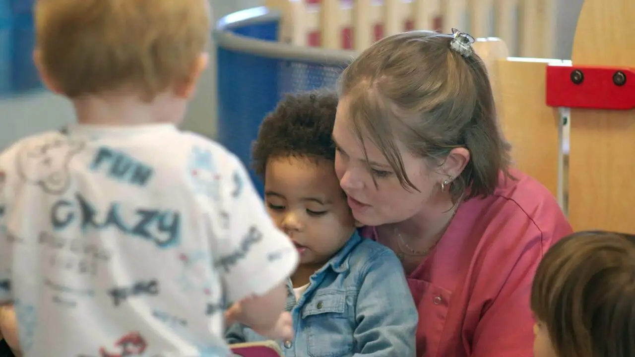 Crèches, razzia sur les bébés : Un système biberonné à l'argent public - Episode 02 – image d’arrière-plan