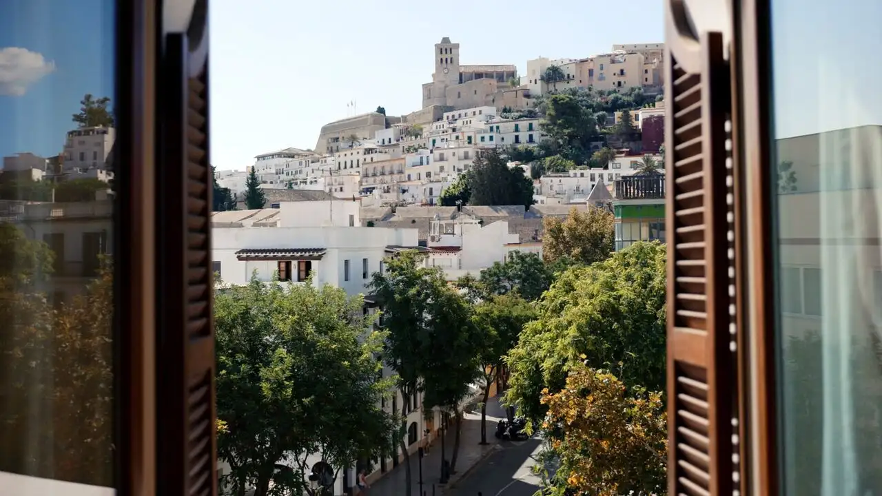 Bienvenue à Ibiza ! : Hippies, liberté et vie nocturne – image d’arrière-plan