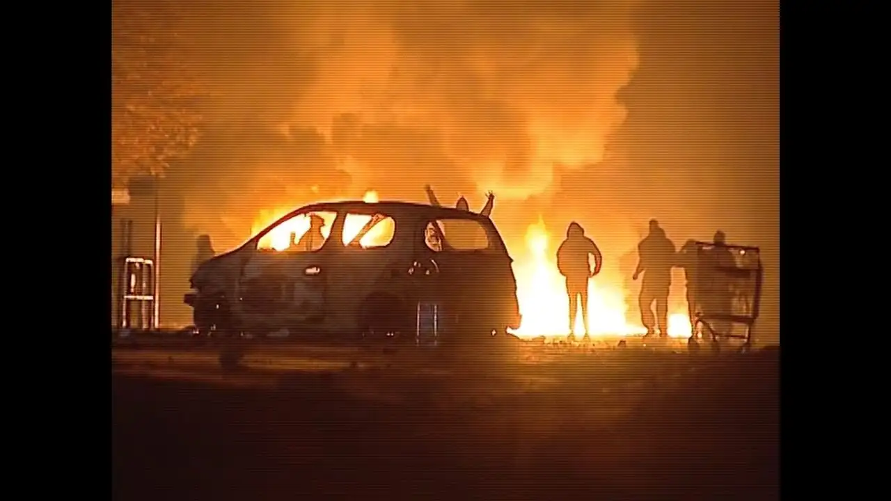 2005, état d'urgence - Les petits – image d’arrière-plan