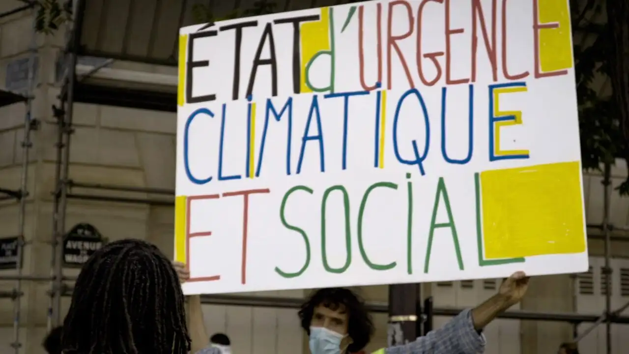 A nous d'agir ! : Portrait d'une génération engagée – image d’arrière-plan