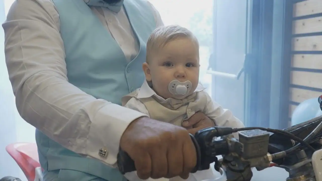 Incroyables familles gitanes, tout pour mon bébé - Traditions gitanes dès le berceau – image d’arrière-plan