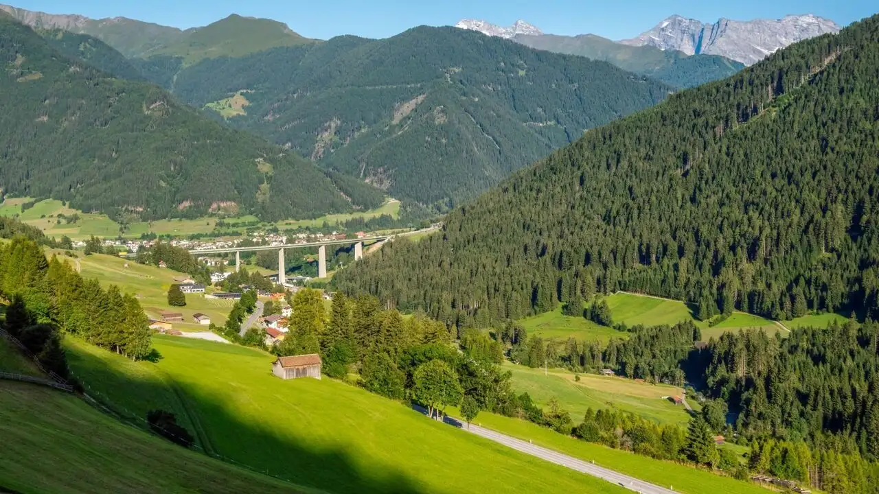 Col du Brenner : trafic transalpin saturé – image d’arrière-plan