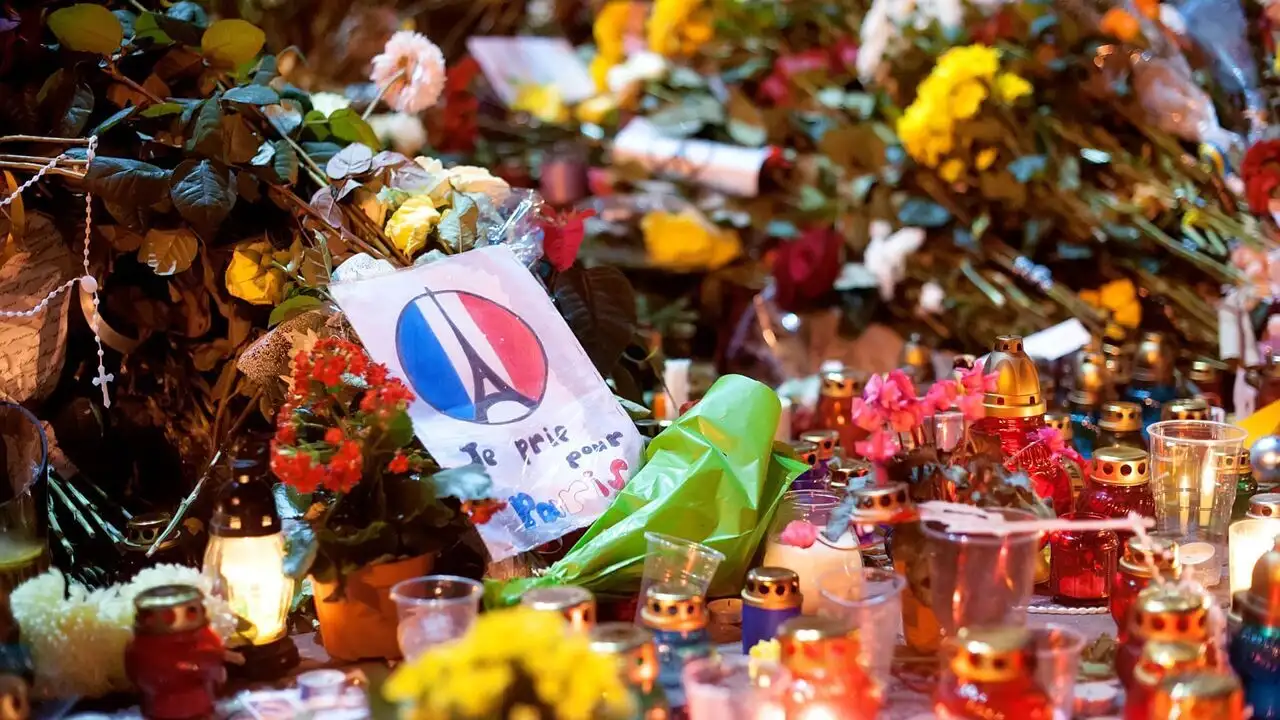13 Novembre, dix ans après : La France se souvient – image d’arrière-plan