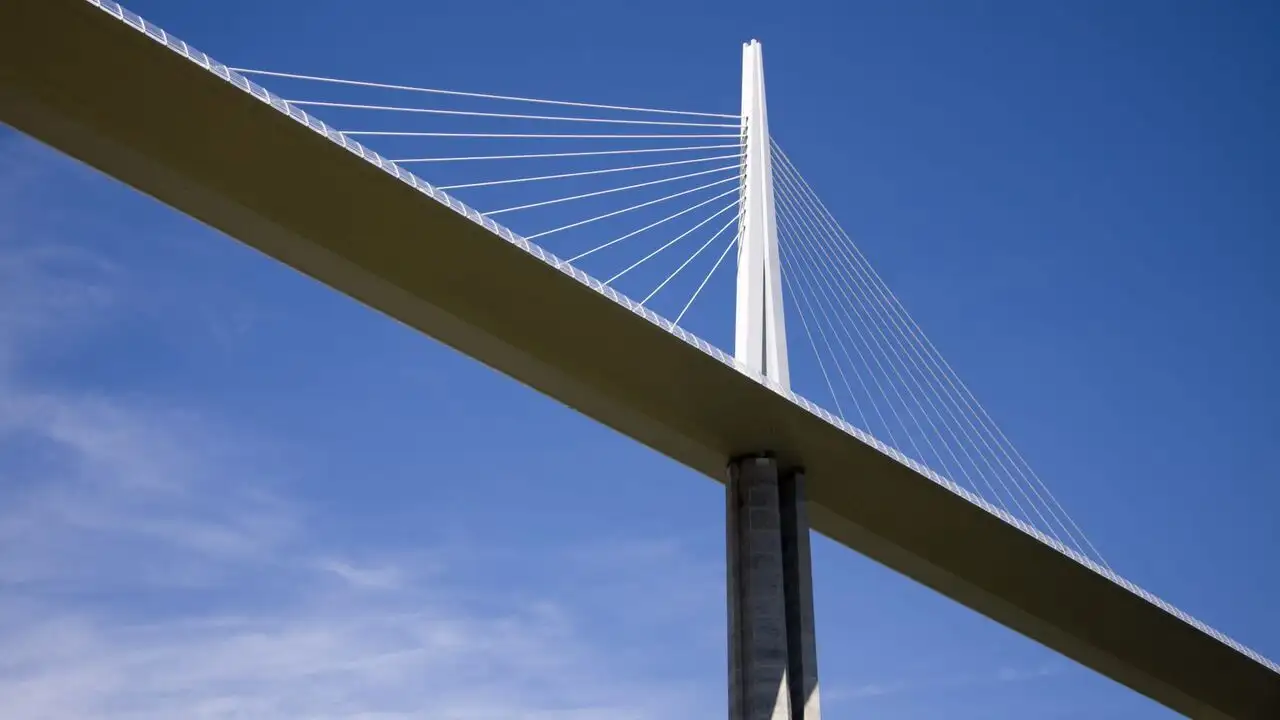Viaduc de Millau : les secrets du pont le plus haut du monde – image d’arrière-plan