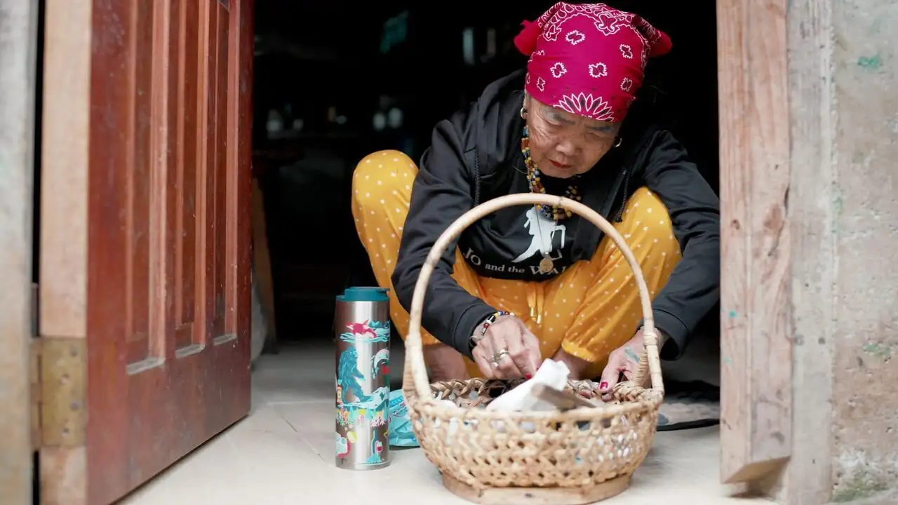 Whang-Od, la tatoueuse centenaire – image d’arrière-plan