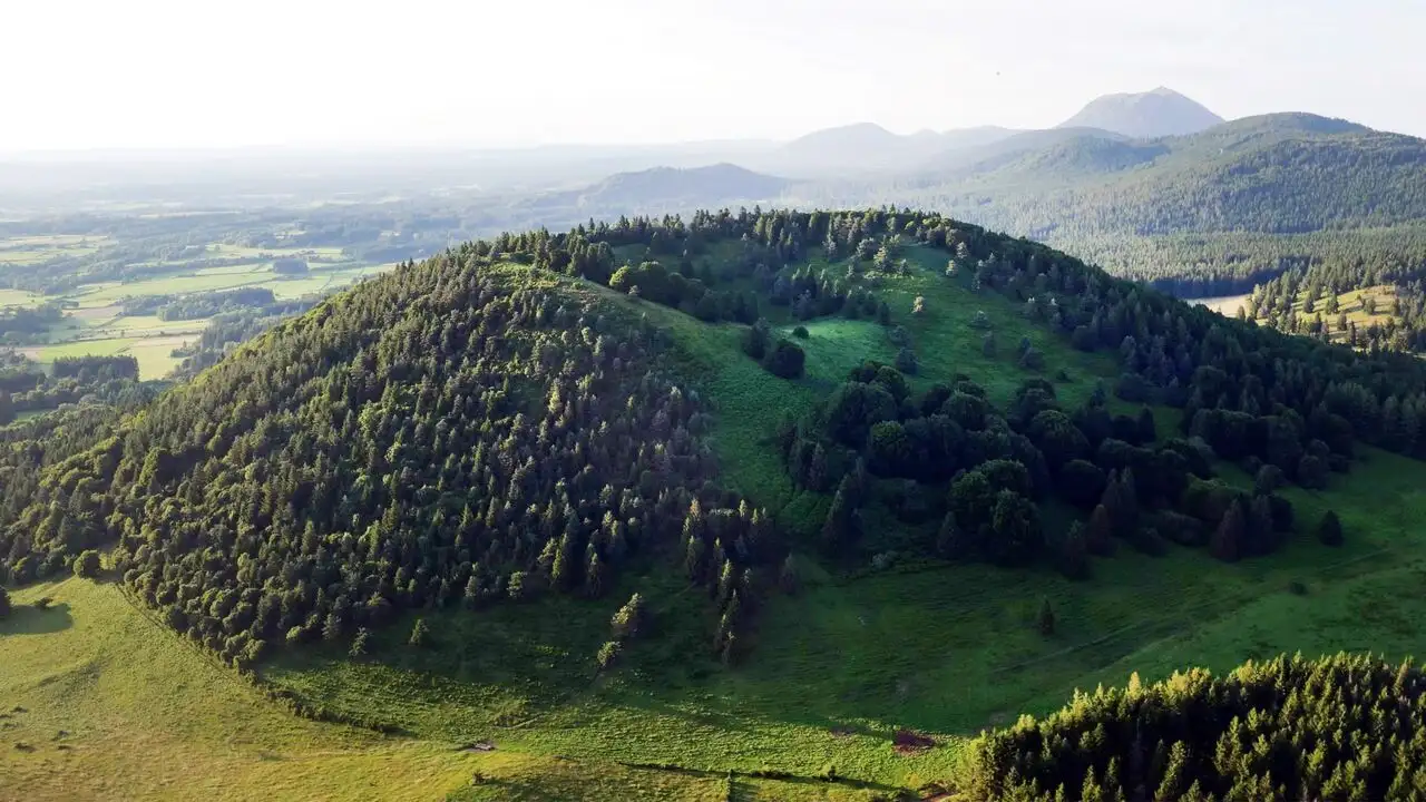 Le Massif central, poumon vert de la France - Causses, monts et vallées – image d’arrière-plan