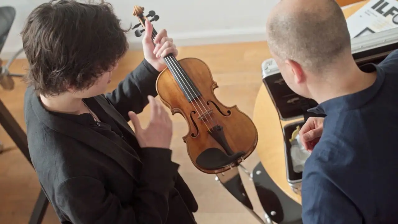 Cordes sensibles - Daniel Lozakovich et son stradivarius – image d’arrière-plan