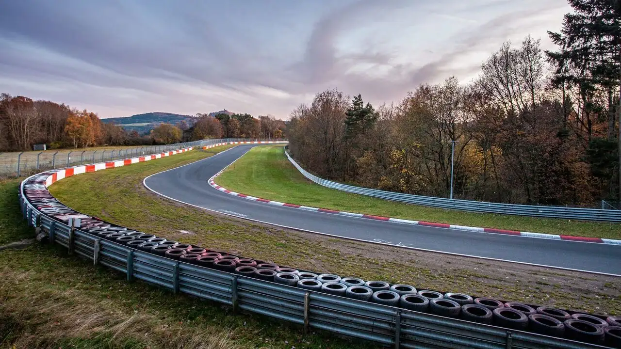 Le circuit du Nürburgring : La légende de l'enfer vert – image d’arrière-plan