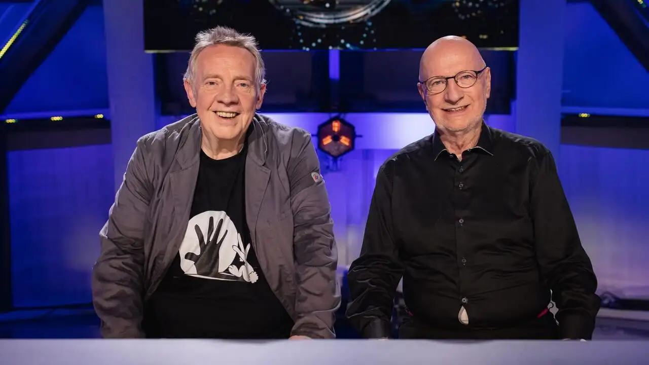 C'est archivé près de chez vous : le grand quiz - Saison 3 - Benjamin Deceuninck, Christine Schéder, Jonathan Brader, Élodie De Sélys... – image d’arrière-plan