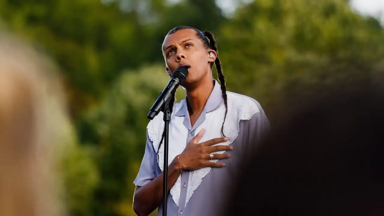 Stromae en toute intimité – image d’arrière-plan