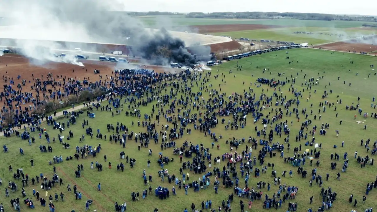 Monde agricole : la fracture de l'eau – image d’arrière-plan