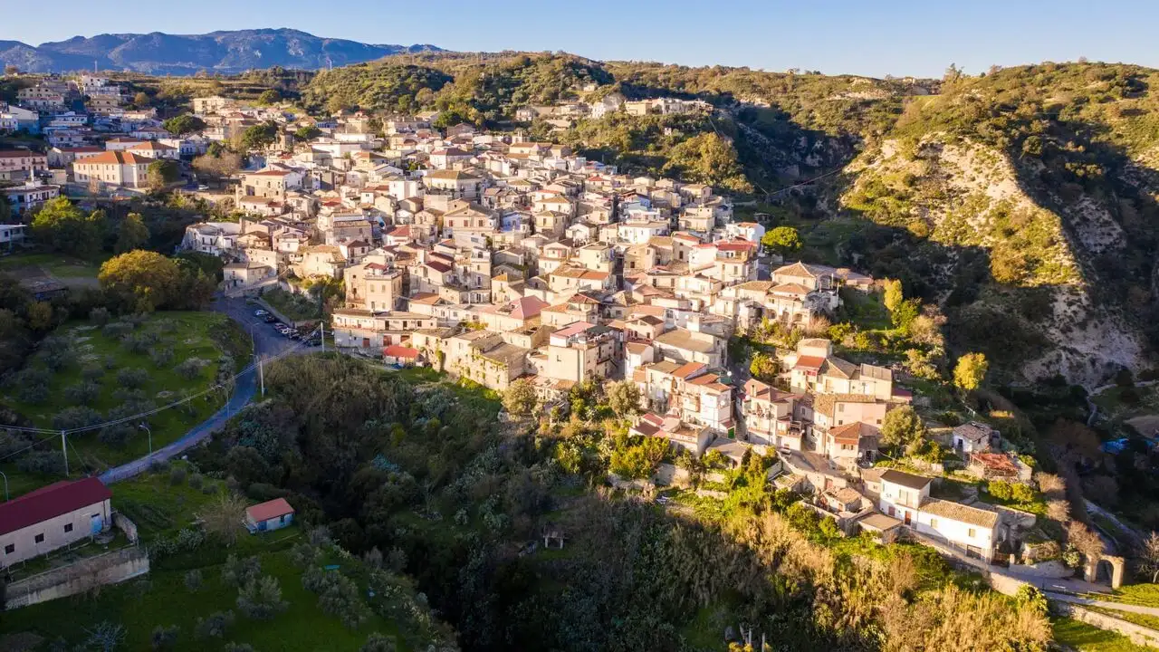 Riace, un village italien ouvert au monde" – image d’arrière-plan