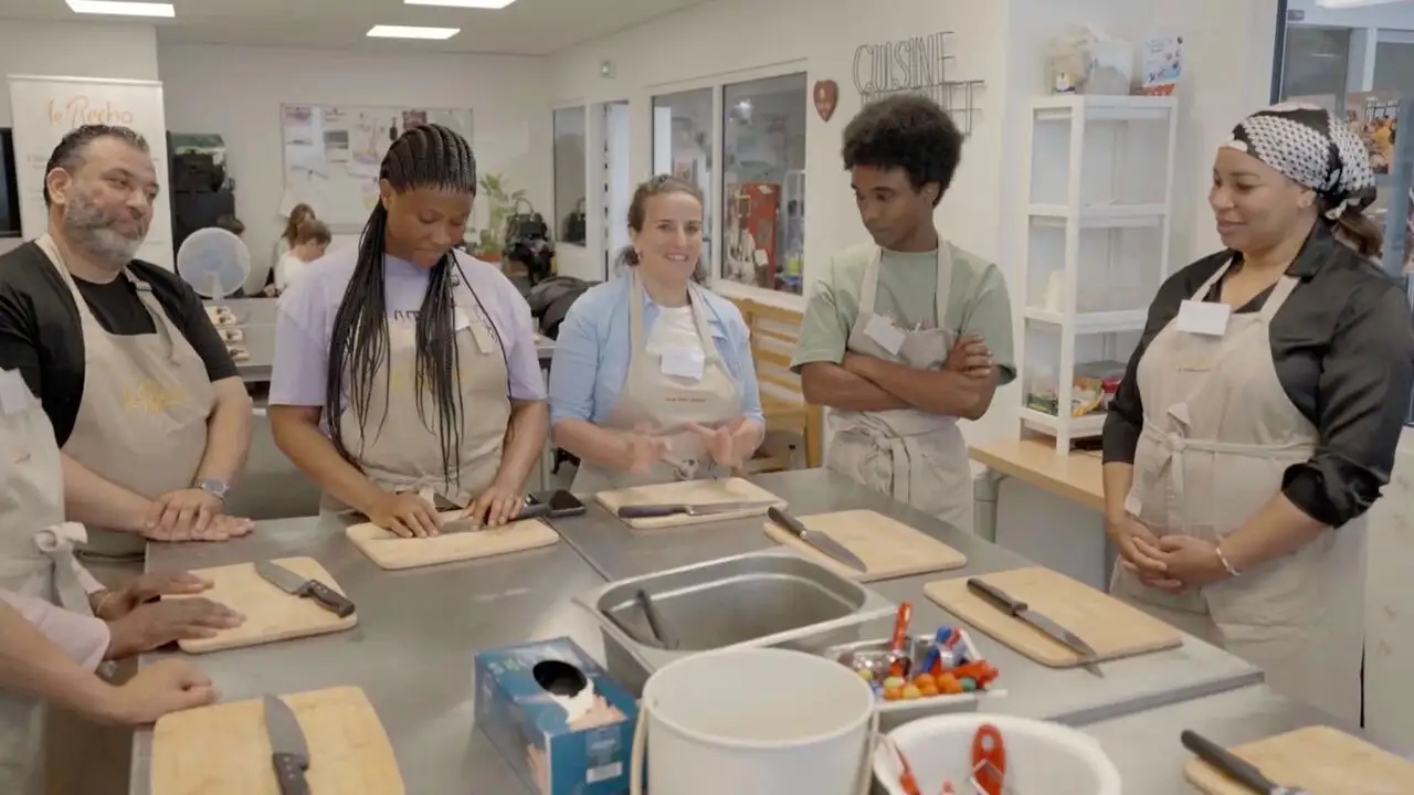 Cuisine solidaire : ça mijote ensemble ! – image d’arrière-plan