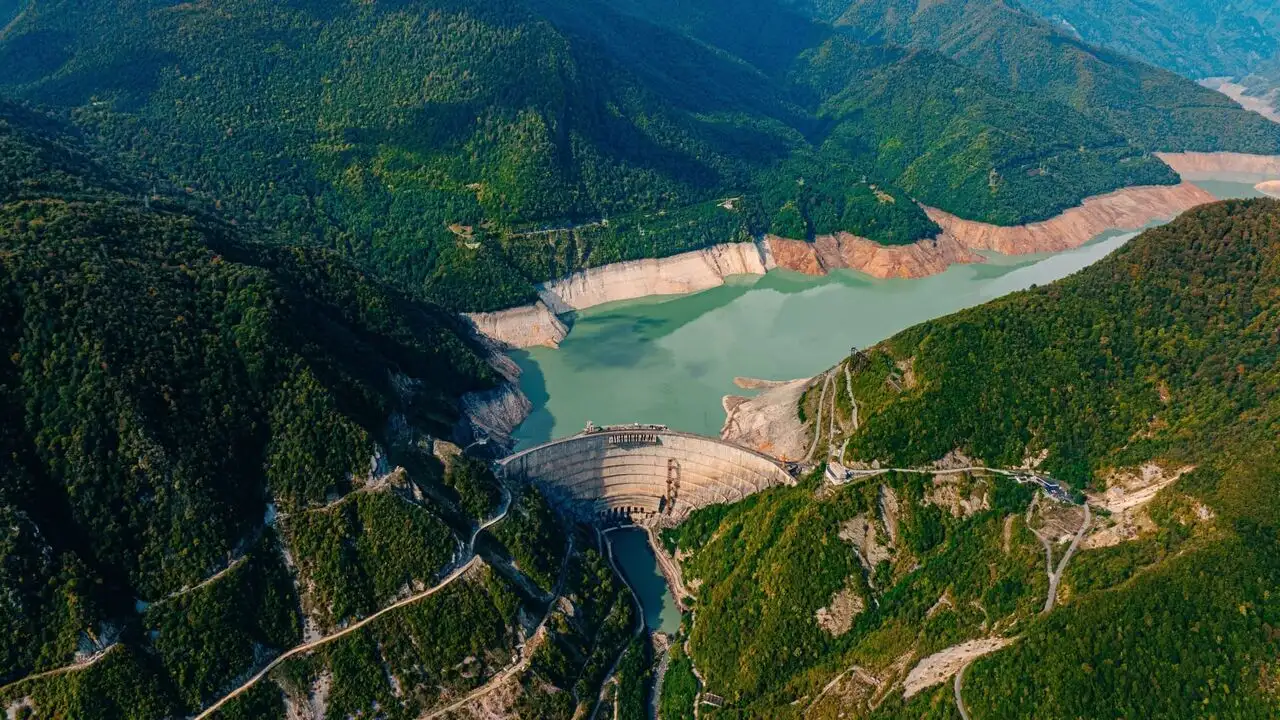 Sauver le plus grand barrage de Géorgie - Episode 11 – image d’arrière-plan
