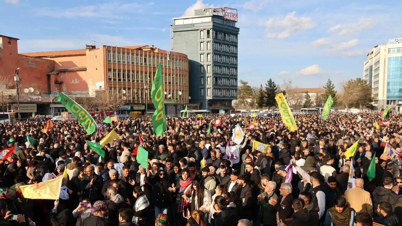 Dissolution du PKK : un espoir de paix ? – image d’arrière-plan