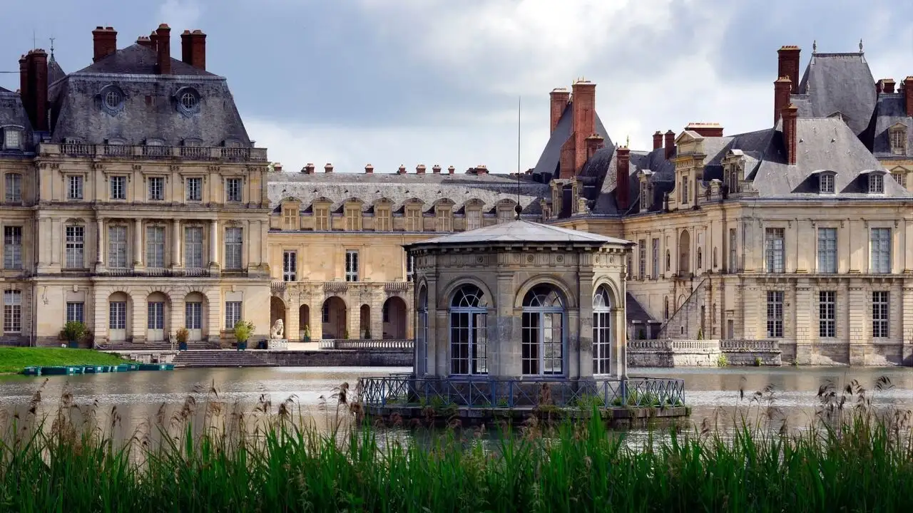 Les trésors du château de Fontainebleau - Du siècle des Lumières au Second Empire – image d’arrière-plan