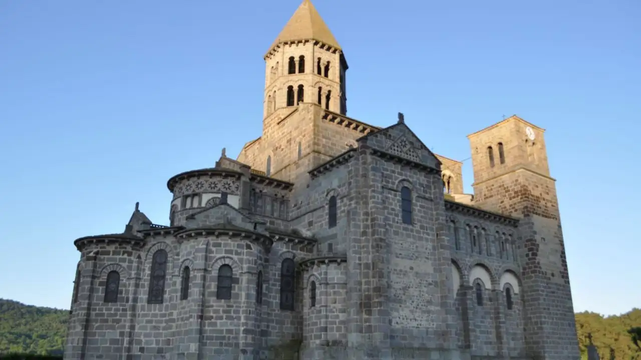 Sur les traces de Clément VI, les mystères de l'église de Saint-Nectaire – image d’arrière-plan