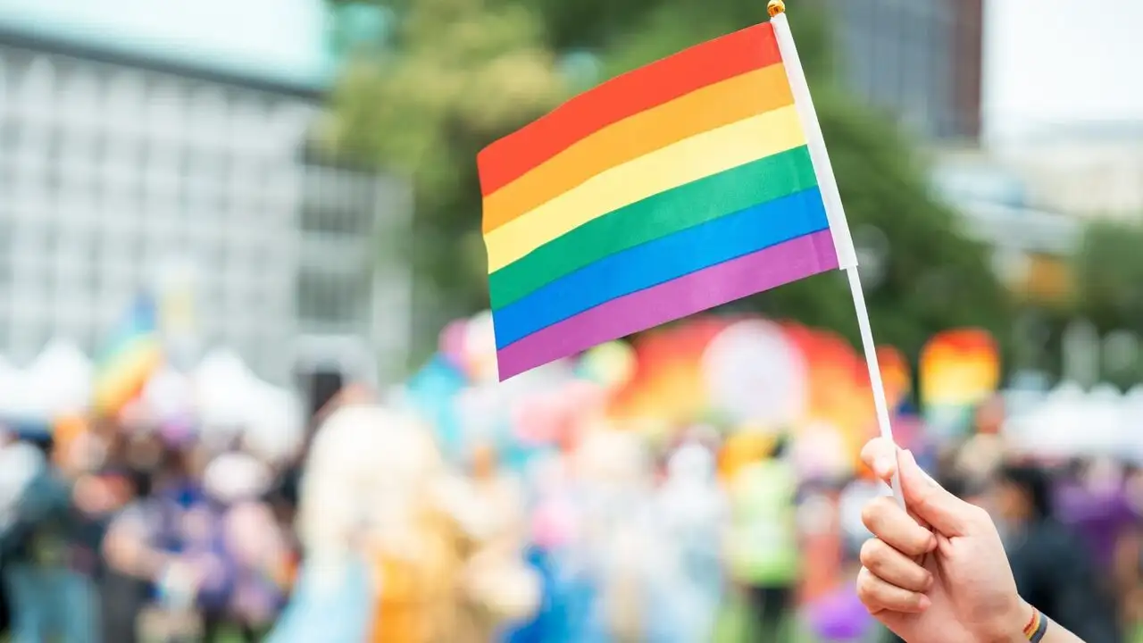 Une maison pour seniors LGBTQ+ - Episode 02 – image d’arrière-plan