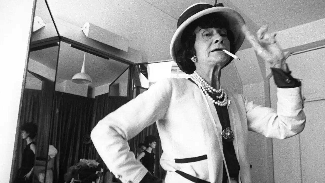 Coco Chanel : Une vie de légende – image d’arrière-plan