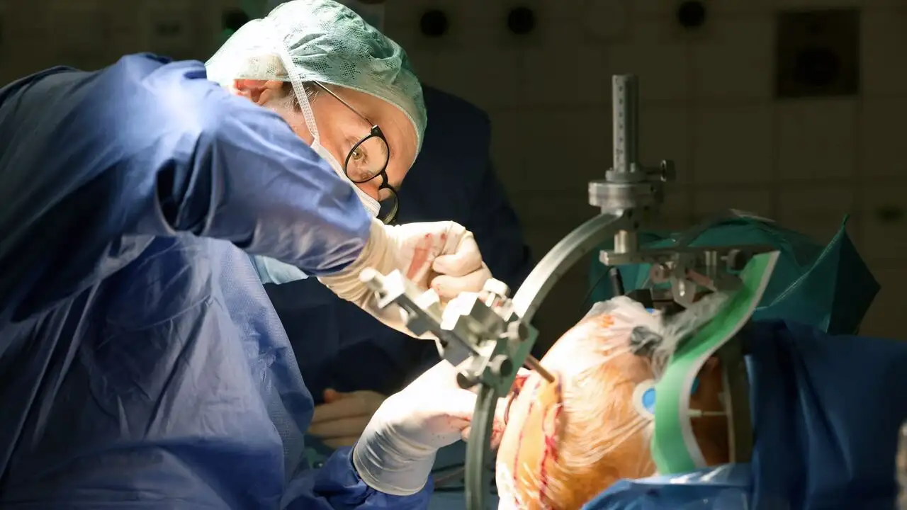Soigner Parkinson, l'épilepsie, la dépression : La stimulation cérébrale, un nouvel espoir – image d’arrière-plan