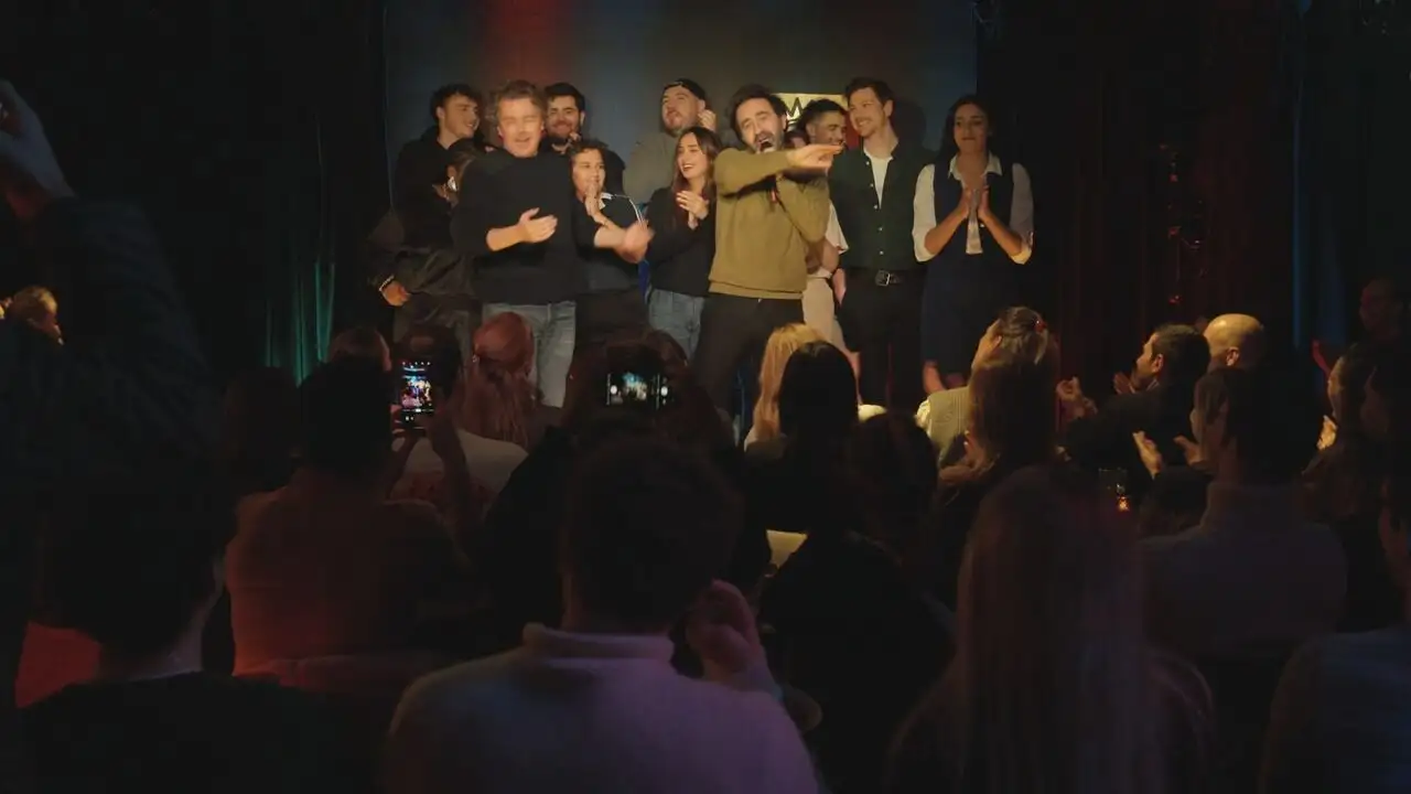 Top Comedy Club - Alex Vizorek reçoit Mathieu Madénian à Bruxelles – image d’arrière-plan