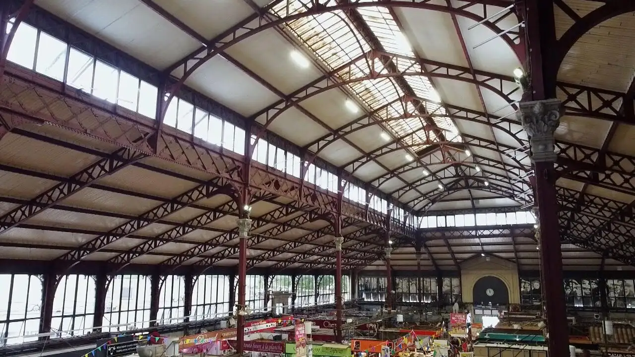Les halles ont le ventre en poupe – image d’arrière-plan
