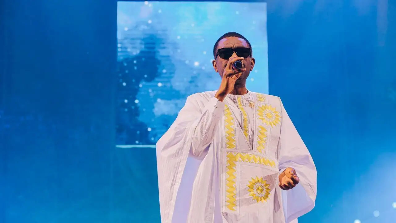 Youssou N'Dour et le Super Etoile de Dakar au Rio Loco – image d’arrière-plan