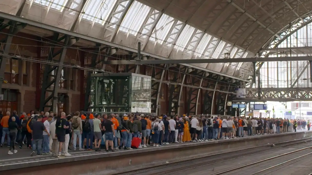 Amsterdam Central 24h/24 - Saison 1 - La Pride – image d’arrière-plan