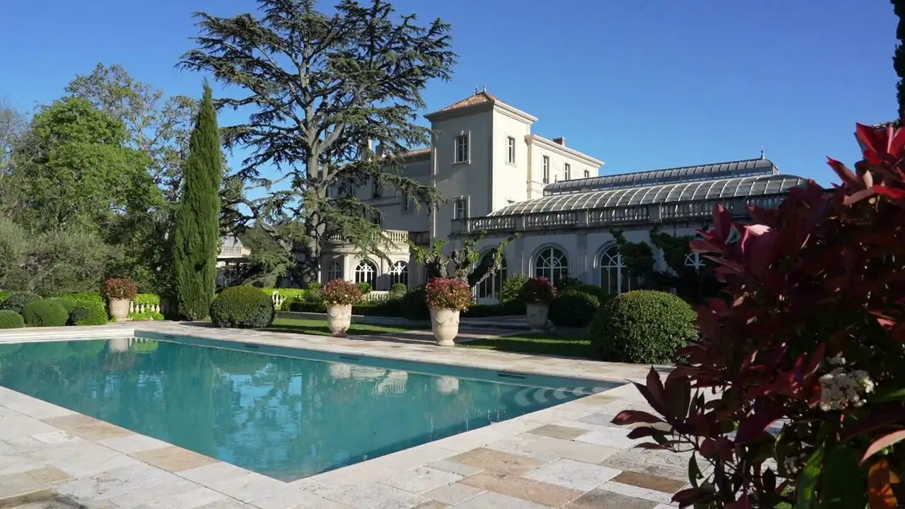 Ces lieux de légende qui font rêver le monde : Le Club 55, Le Byblos, La Colombe – image d’arrière-plan