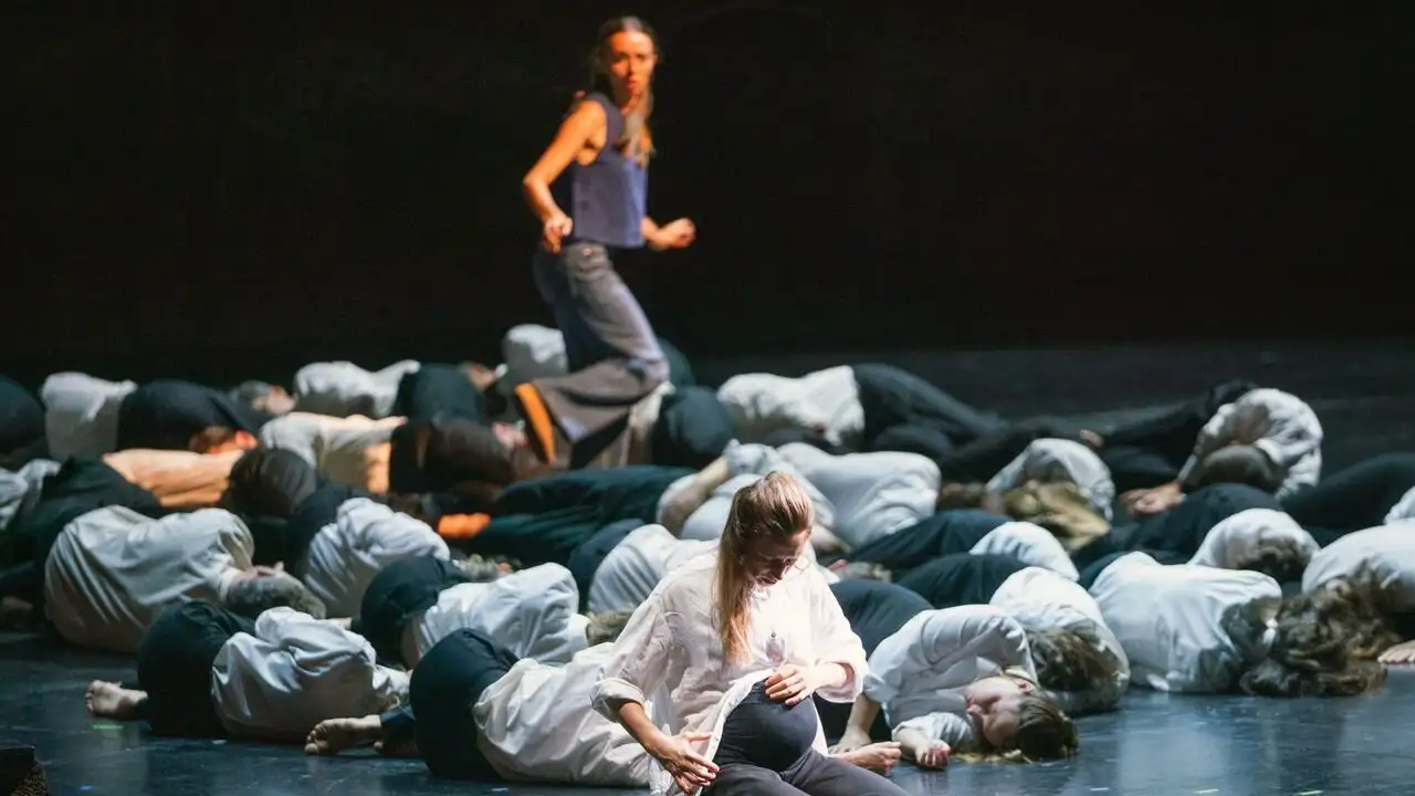 "Zaide" ou le chemin de la lumière : Festival de Salzbourg 2025 – image d’arrière-plan