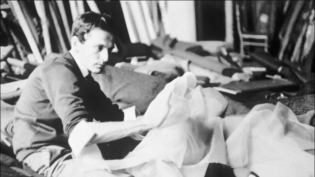 Pierre Cardin : La griffe de la modernité – image d’arrière-plan