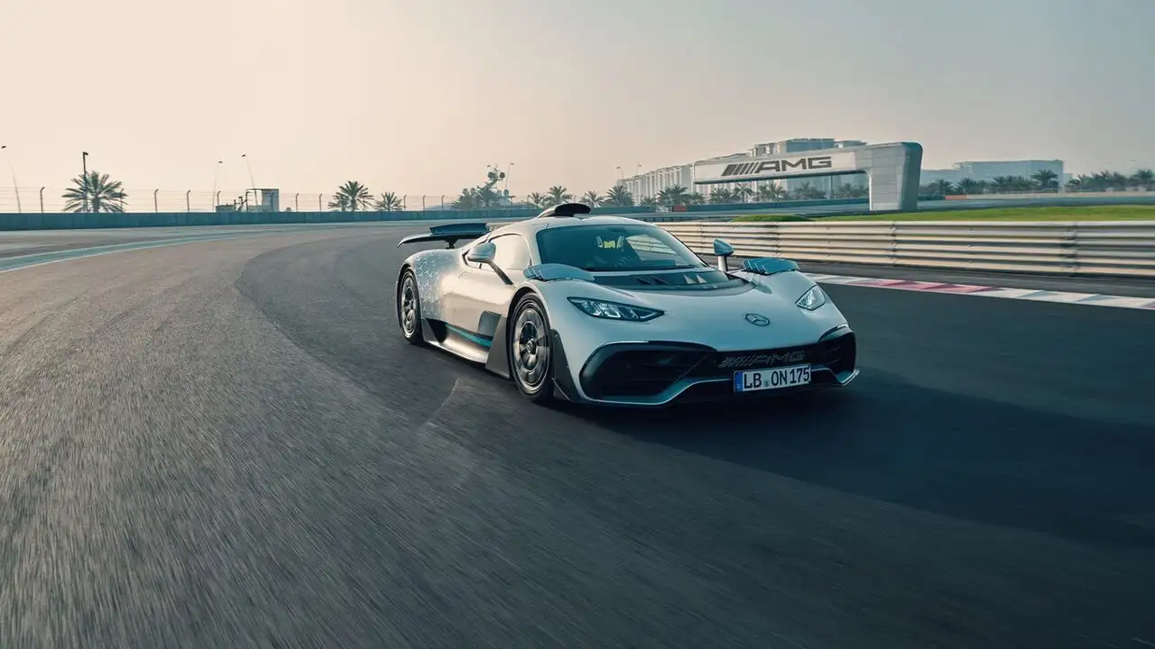 Project ONE : A Milestone in automotive History – image d’arrière-plan