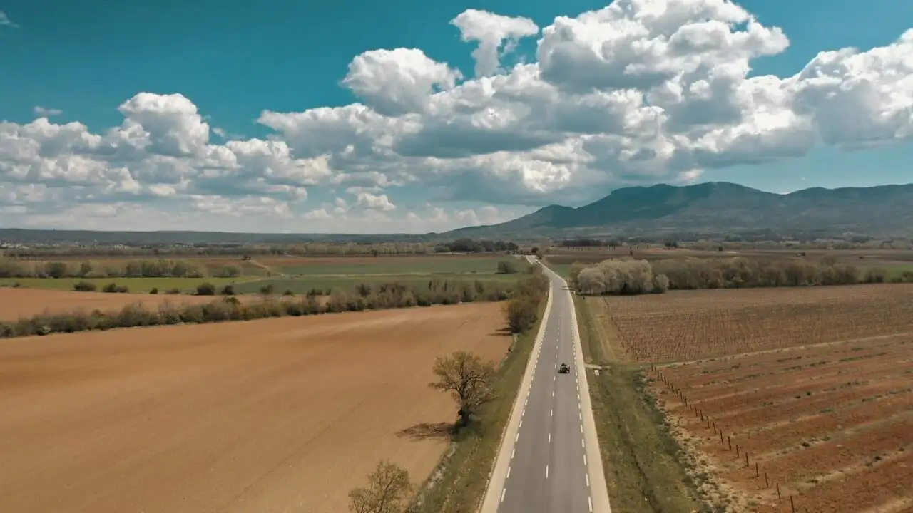 En route ! Quand la Nationale 7 révolutionna la gastronomie française – image d’arrière-plan