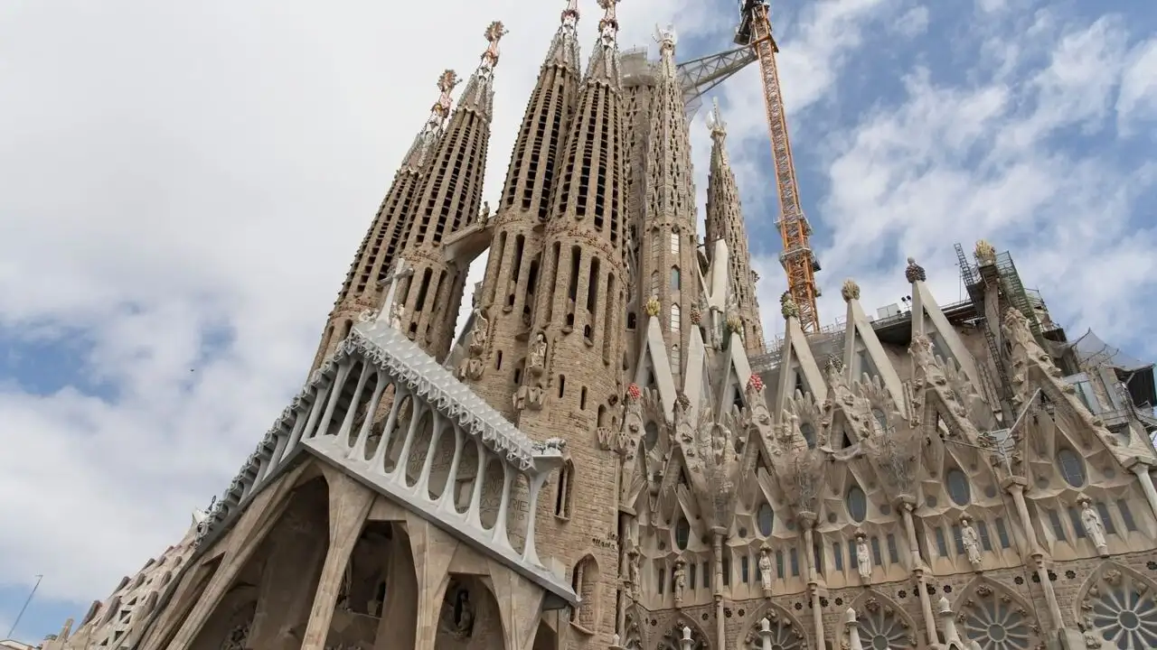 Sagrada Familia : l'achèvement de l'église la plus haute du monde – image d’arrière-plan