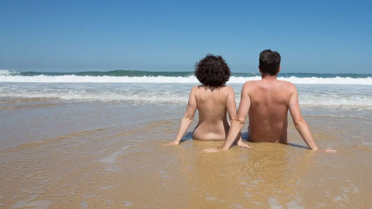 Naturisme : passé de mode ? - Episode 17 – image d’arrière-plan