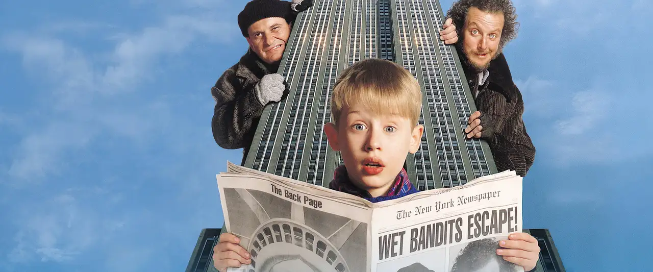 Maman, j'ai encore raté l'avion ! - Devinez qui va se retrouver tout seul à New York pour Noël ? – image d’arrière-plan