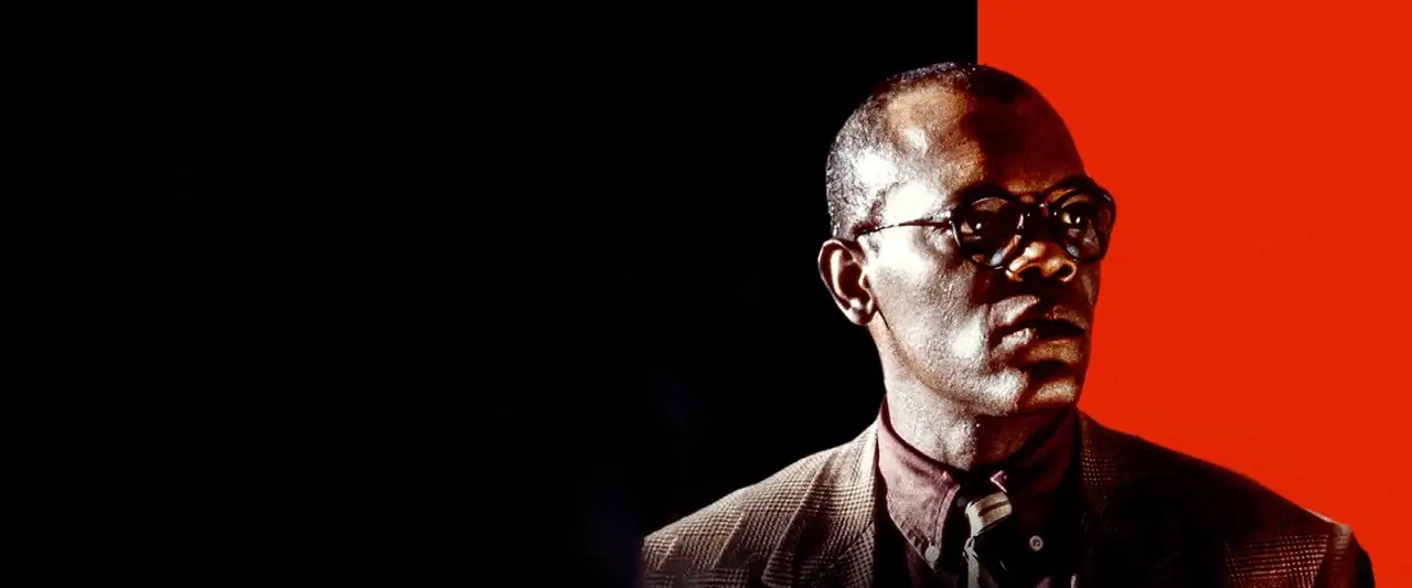 187 : code meurtre - Pour lui, il ne s'agit plus d'enseigner, mais de rester en vie... – image d’arrière-plan