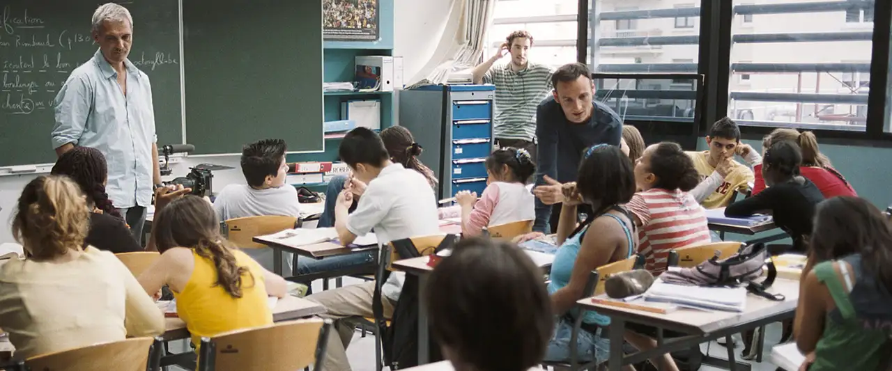Entre les murs - La dynamique d'une classe multiculturelle et de son professeur. – image d’arrière-plan