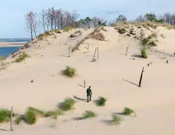 Les promesses de la terre - Saison 1 - Retenir les dunes – affiche