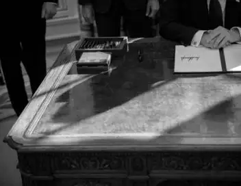 Trump contre la loi – affiche