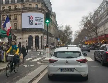 Vélos, voitures : un conflit sans fin à Paris – affiche