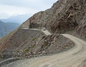 Les routes de l'impossible - Saison 15 - Népal : face aux précipices – affiche