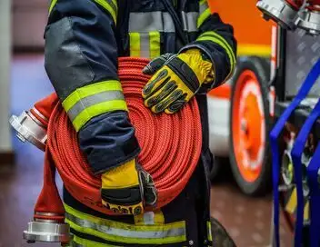 Enquête d'action - Pompiers de Paris : alerte rouge sur la capitale ! (1/2) – affiche