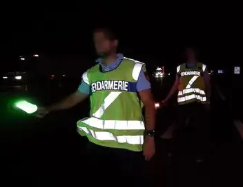 Enquête sous haute tension - 100 jours avec les gendarmes de Nîmes (n°1) – affiche