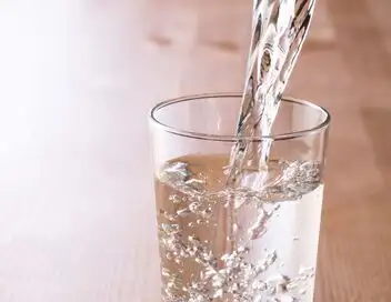 Envoyé spécial - L'eau minérale en eaux troubles – affiche