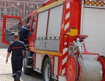 Appels d'urgence - Saison 6 - Pompiers des Yvelines : missions chocs et quartiers chics – affiche
